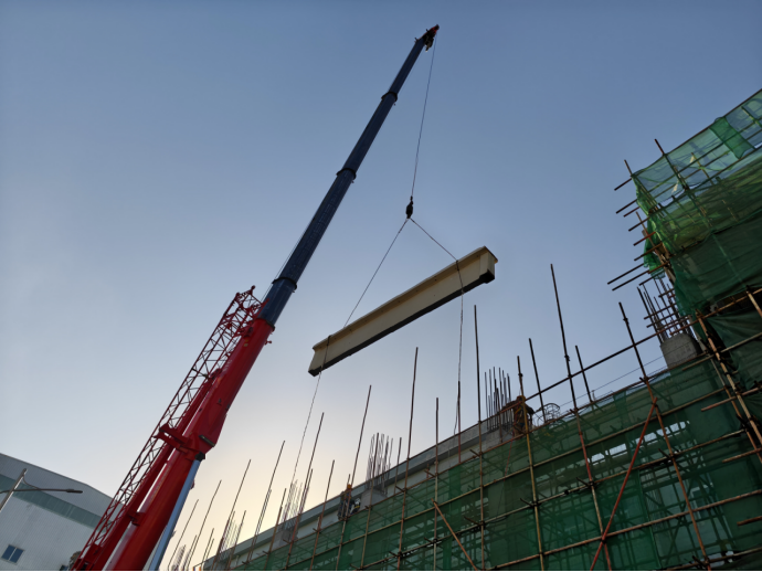 第一事業部完成赤峰凈液工序 行車梁吊裝任務